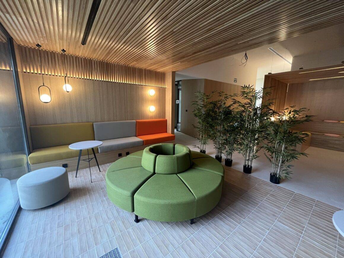 Mobiliario para las oficinas de AECC en Valencia Mobiliario para las oficinas de AECC en Valencia