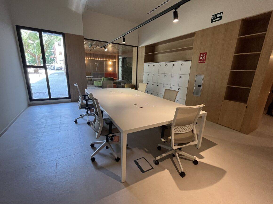 Mobiliario para las oficinas de AECC en Valencia Mobiliario para las oficinas de AECC en Valencia