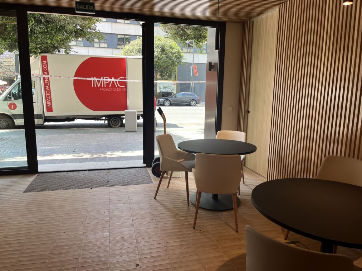 Mobiliario para las oficinas de AECC en Valencia Mobiliario para las oficinas de AECC en Valencia