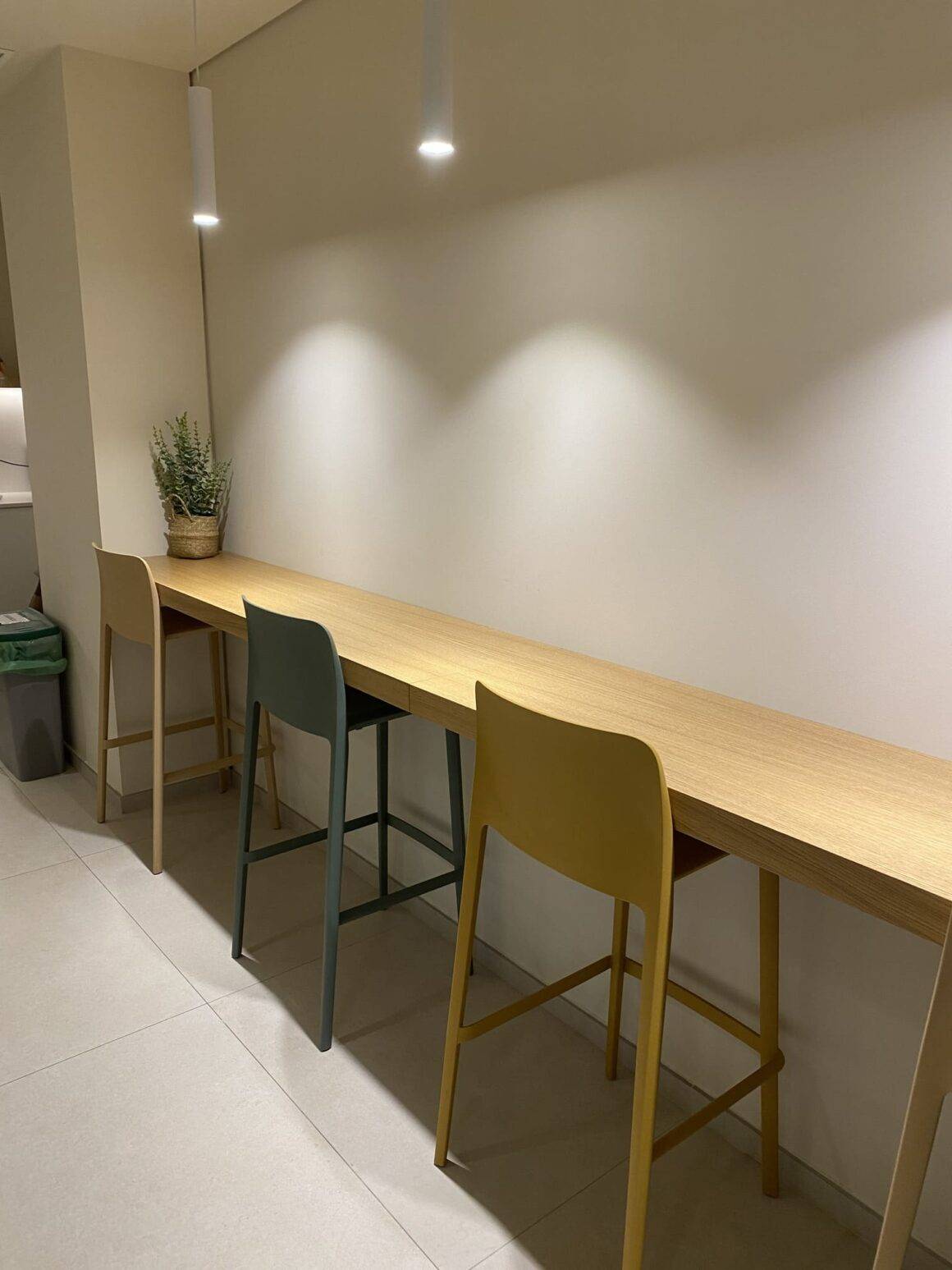 Mobiliario para las oficinas de AECC en Valencia Mobiliario para las oficinas de AECC en Valencia