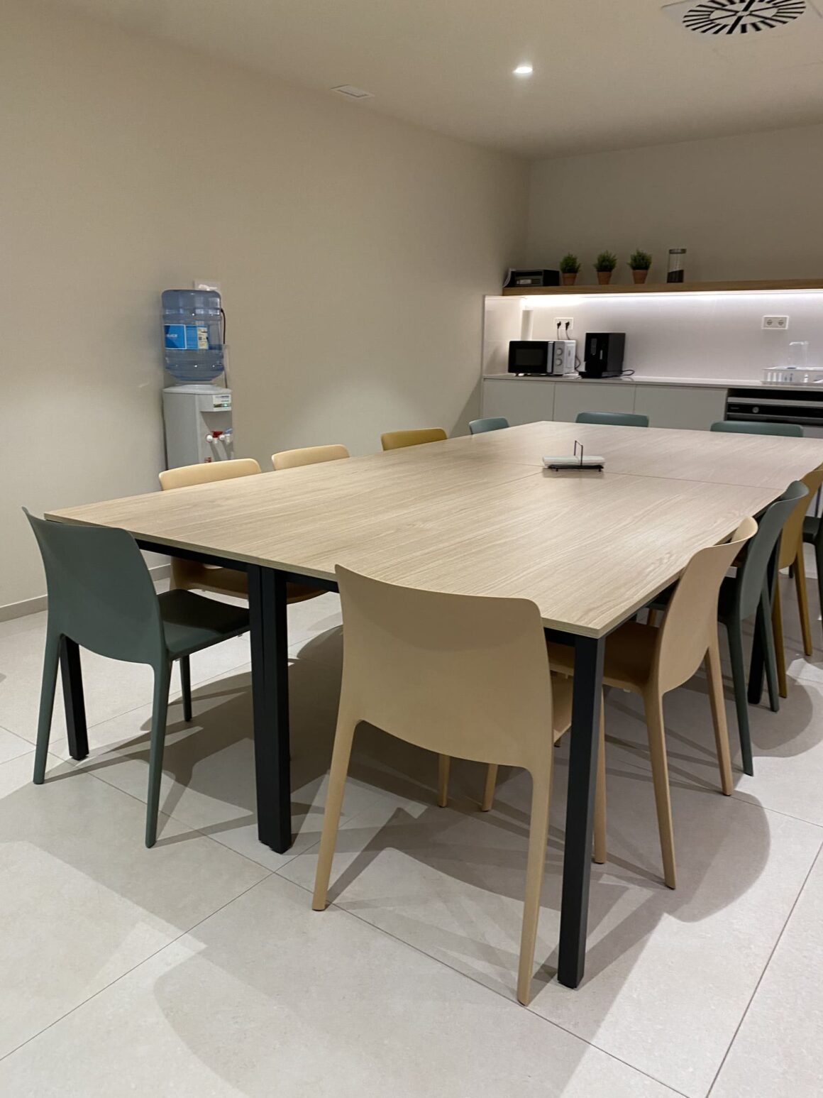 Mobiliario para las oficinas de AECC en Valencia Mobiliario para las oficinas de AECC en Valencia