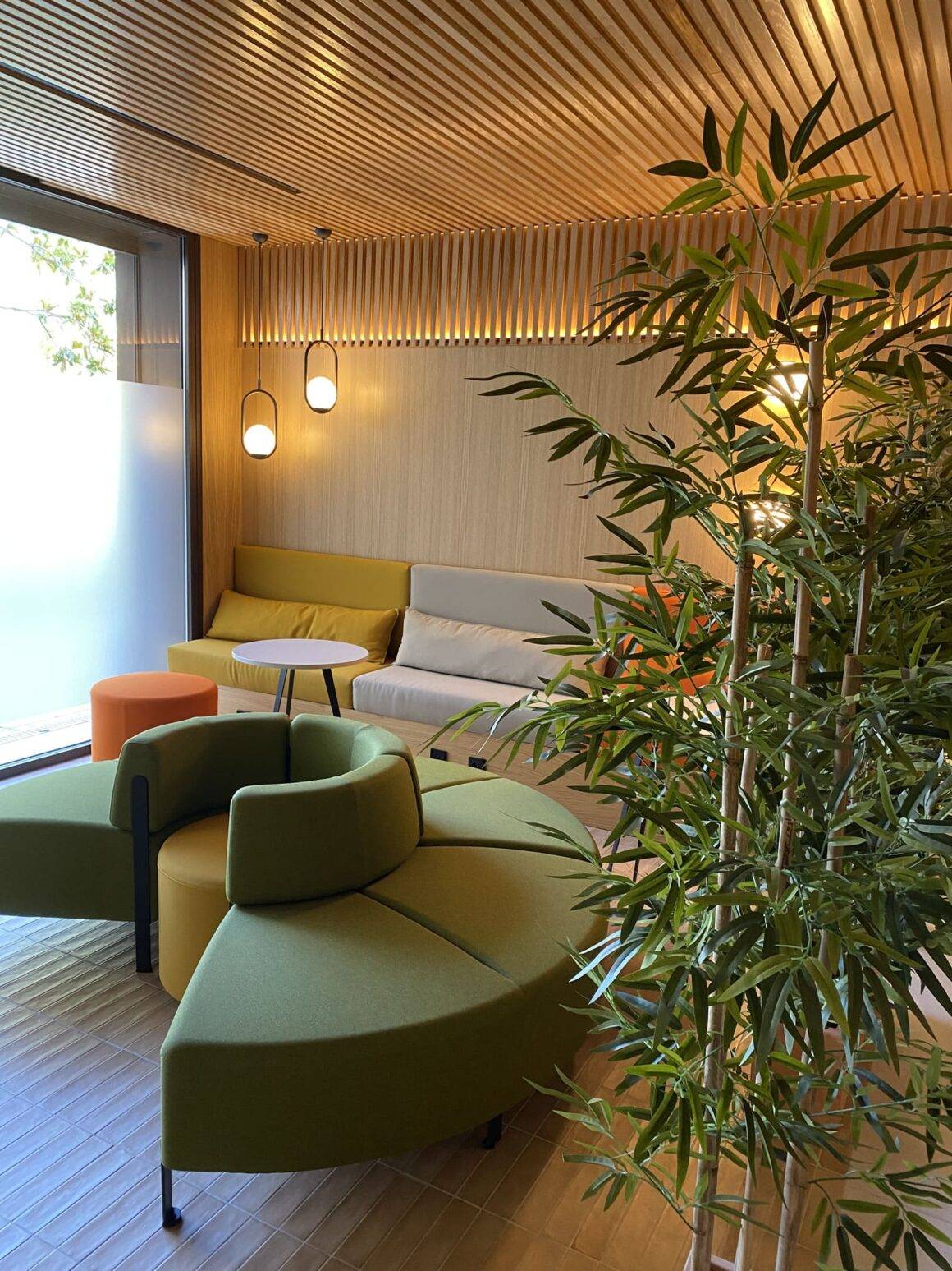 Mobiliario para las oficinas de AECC en Valencia Mobiliario para las oficinas de AECC en Valencia