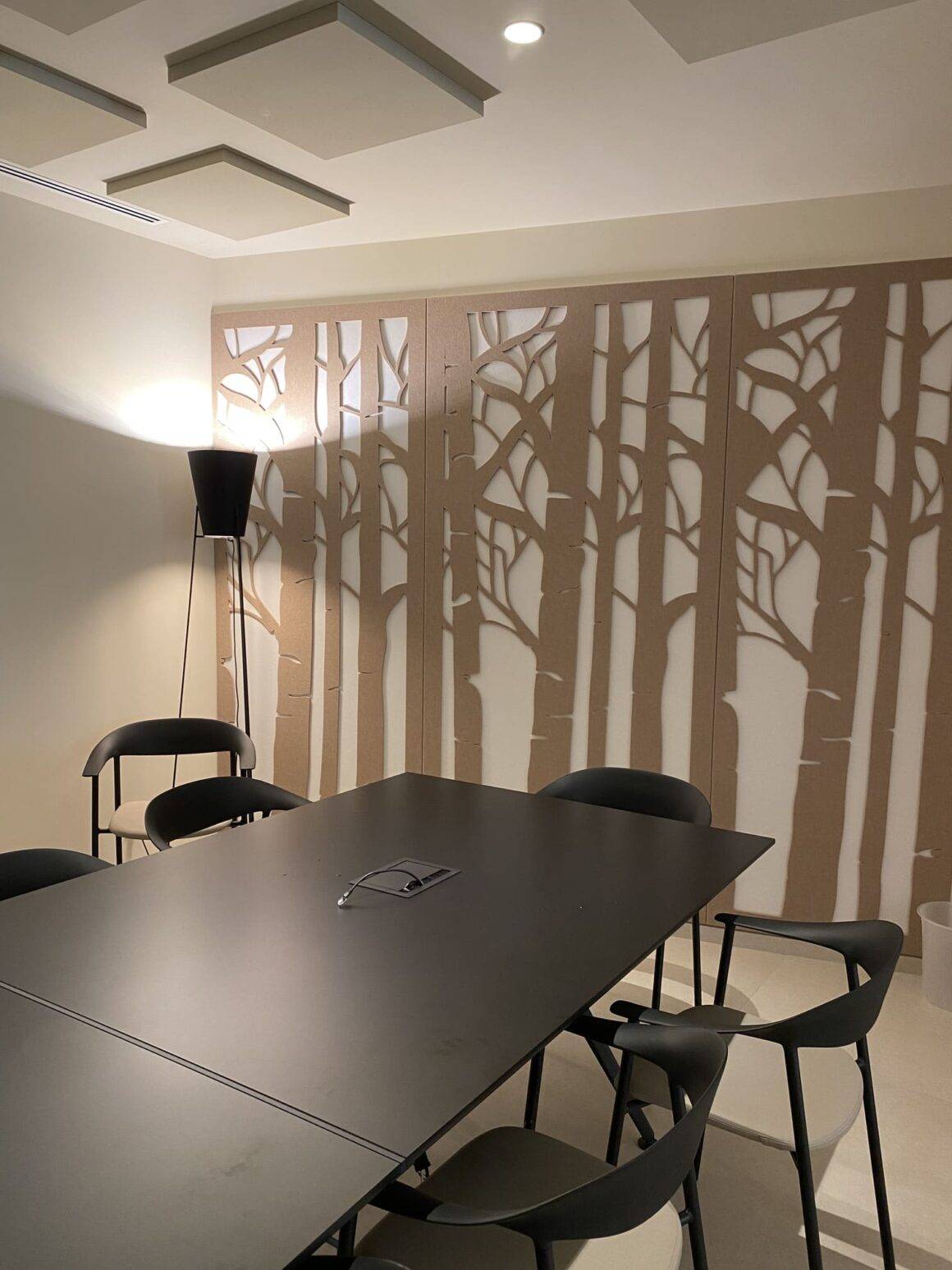 Muebles para las oficinas de AECC en Valencia Muebles para las oficinas de AECC en Valencia: mesa de reuniones